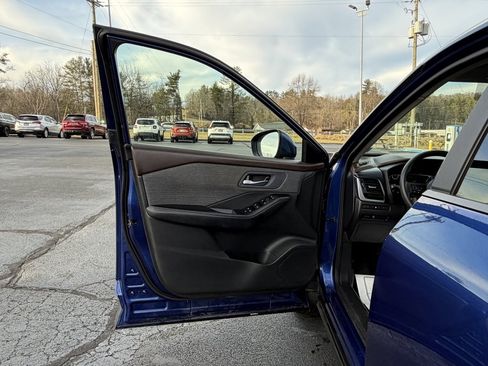 Used 2023 Nissan Rogue SV image 11