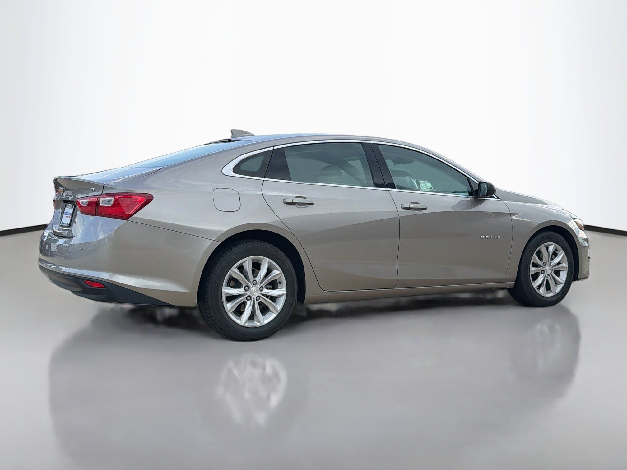Used 2024 Chevrolet Malibu LT FWD image 2