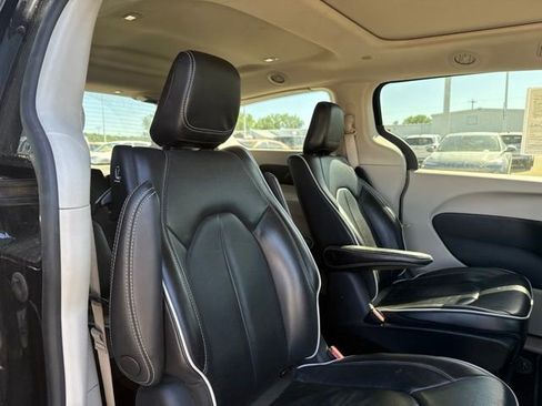 Used 2023 Chrysler Pacifica Limited FWD image 20