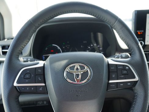 Used 2025 Toyota Sienna XLE image 26