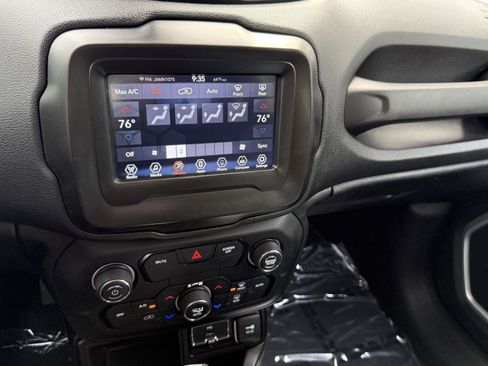 Used 2018 Jeep Renegade Latitude FWD image 18