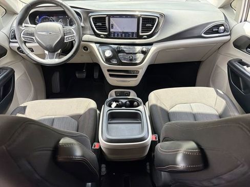 Used 2020 Chrysler Pacifica Touring w/ Advanced Safetytec Group FWD image 17