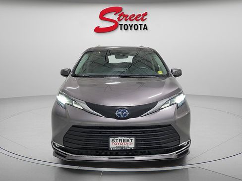 Certified 2021 Toyota Sienna XLE image 6