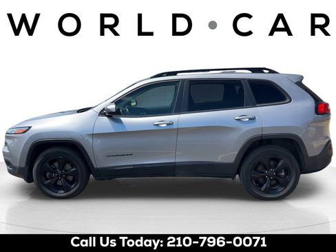Used 2018 Jeep Cherokee Latitude w/ Altitude Package AWD/4WD image 4