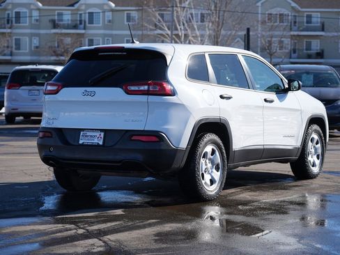 Used 2016 Jeep Cherokee Sport image 3