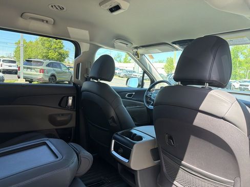 Used 2025 Kia Carnival EX FWD image 15