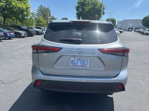 Used 2023 Toyota Highlander XLE FWD image 5