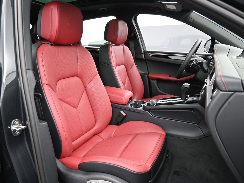 Certified 2026 Porsche Macan AWD/4WD image 31