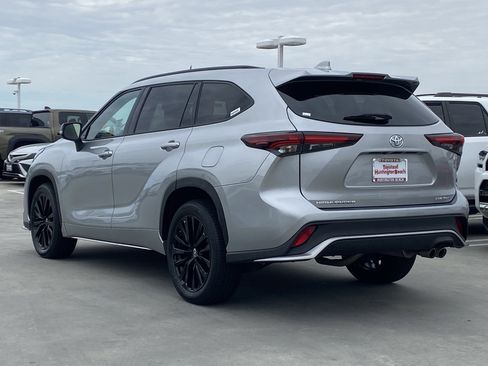 Certified 2025 Toyota Highlander XSE image 5