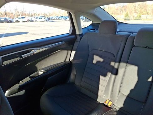 Used 2019 Ford Fusion SE image 12