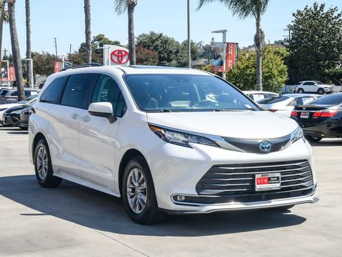 Used 2023 Toyota Sienna XLE FWD image 3