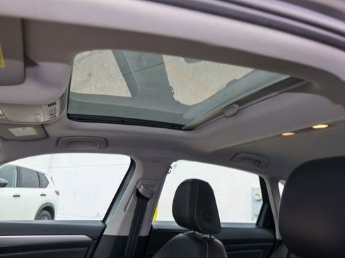 Used 2021 Volkswagen Jetta SE w/ SE Cold Weather Package image 11