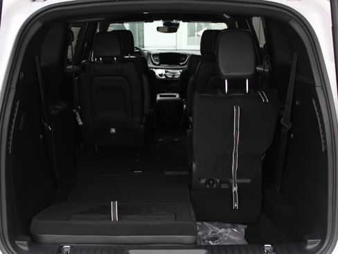 New 2026 Chrysler Pacifica Select image 36