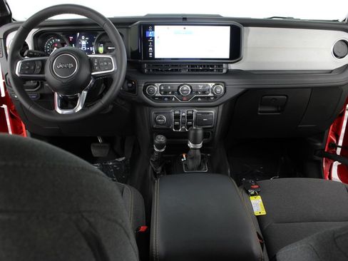 Used 2025 Jeep Wrangler Unlimited Sahara AWD/4WD image 9