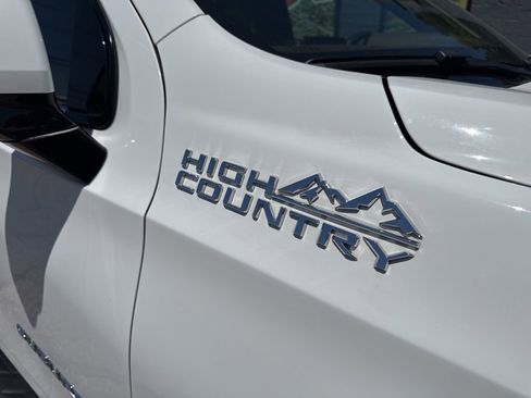 Used 2023 Chevrolet Suburban High Country AWD/4WD image 4