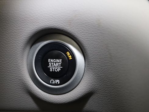 Used 2018 Chrysler Pacifica Touring-L FWD image 29