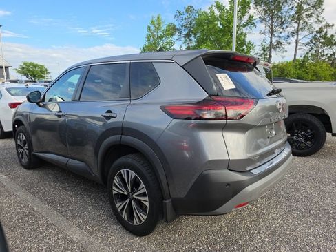 Used 2022 Nissan Rogue SV image 2
