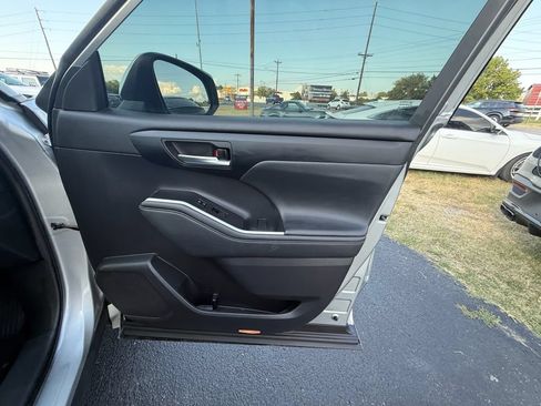Used 2021 Toyota Highlander XLE FWD image 24
