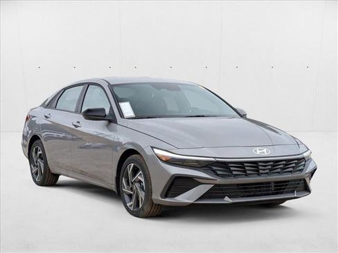 New 2025 Hyundai Elantra SEL image 6