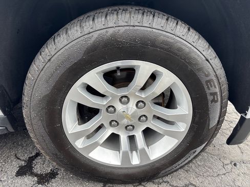 Used 2018 Chevrolet Suburban LT image 9