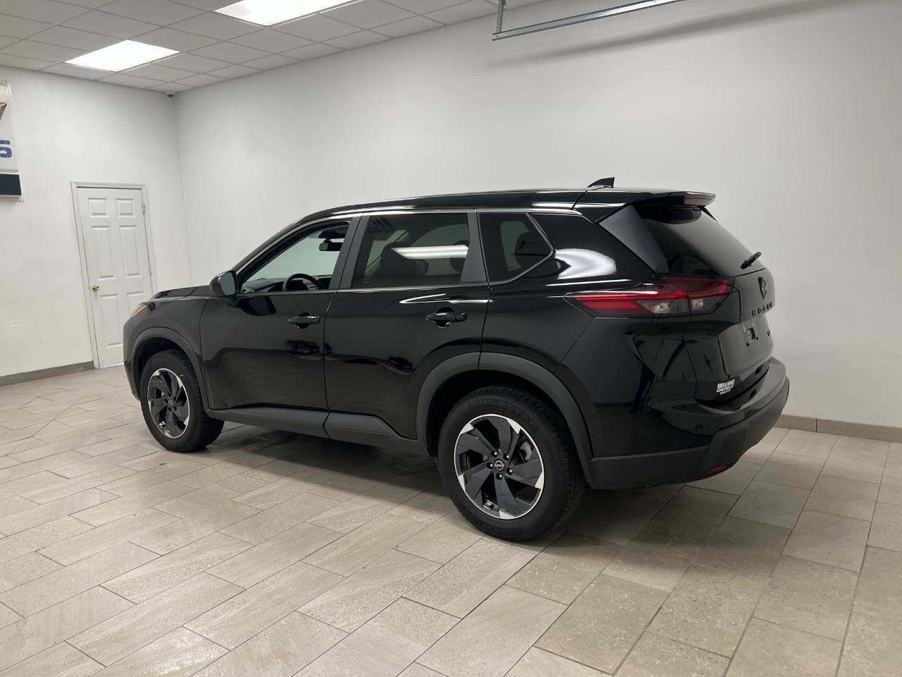 Used 2024 Nissan Rogue SV FWD image 9