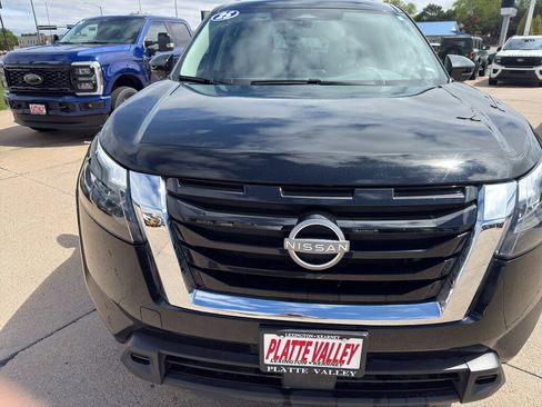 Used 2025 Nissan Pathfinder SV FWD image 2
