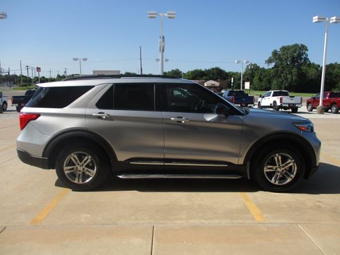 Used 2020 Ford Explorer XLT w/ Comfort Package AWD/4WD image 8