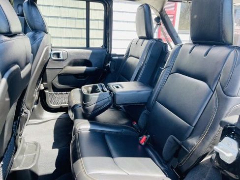 Used 2024 Jeep Wrangler Unlimited Sahara w/ Technology Group AWD/4WD image 18