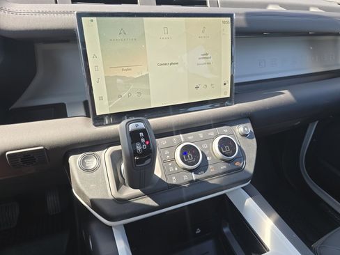 Used 2025 Land Rover Defender 110 X-Dynamic SE image 34