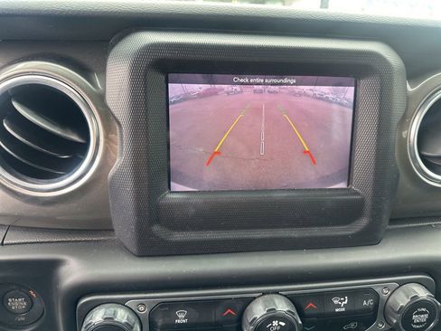 Used 2018 Jeep Wrangler Unlimited Sahara image 8