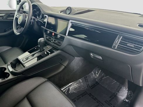 Certified 2025 Porsche Macan image 31