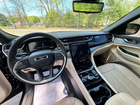 Used 2023 Jeep Grand Cherokee Limited w/ Luxury Tech Group II AWD/4WD image 18