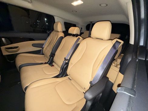 Used 2024 Kia Carnival EX image 5