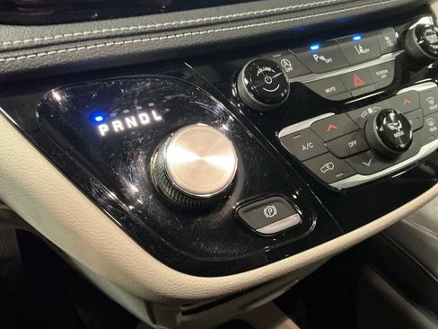 Used 2023 Chrysler Pacifica Touring-L image 25