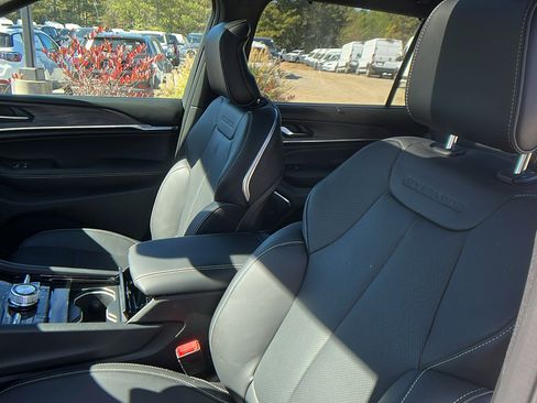 New 2025 Jeep Grand Cherokee L Overland w/ Advanced Protech Group III image 17