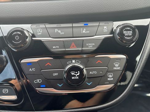 Used 2026 Chrysler Pacifica Select FWD image 39