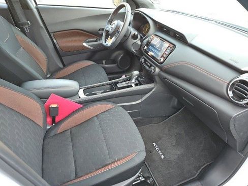 Used 2024 Nissan Kicks SR image 11