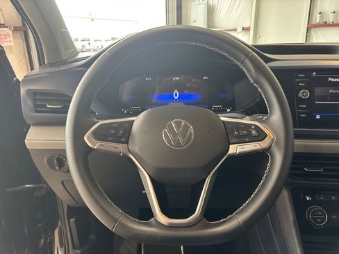 Used 2024 Volkswagen Taos SE image 9