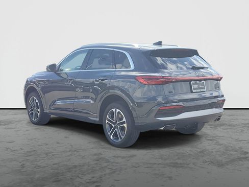 Used 2025 Audi Q5 Premium w/ Convenience Package image 3