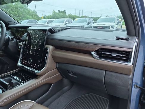 Certified 2025 GMC Yukon Denali Ultimate AWD/4WD image 39