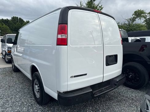 Used 2017 Chevrolet Express 2500 RWD image 4