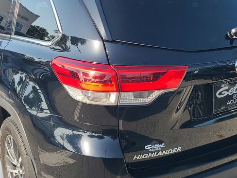 Used 2019 Toyota Highlander XLE AWD/4WD image 35