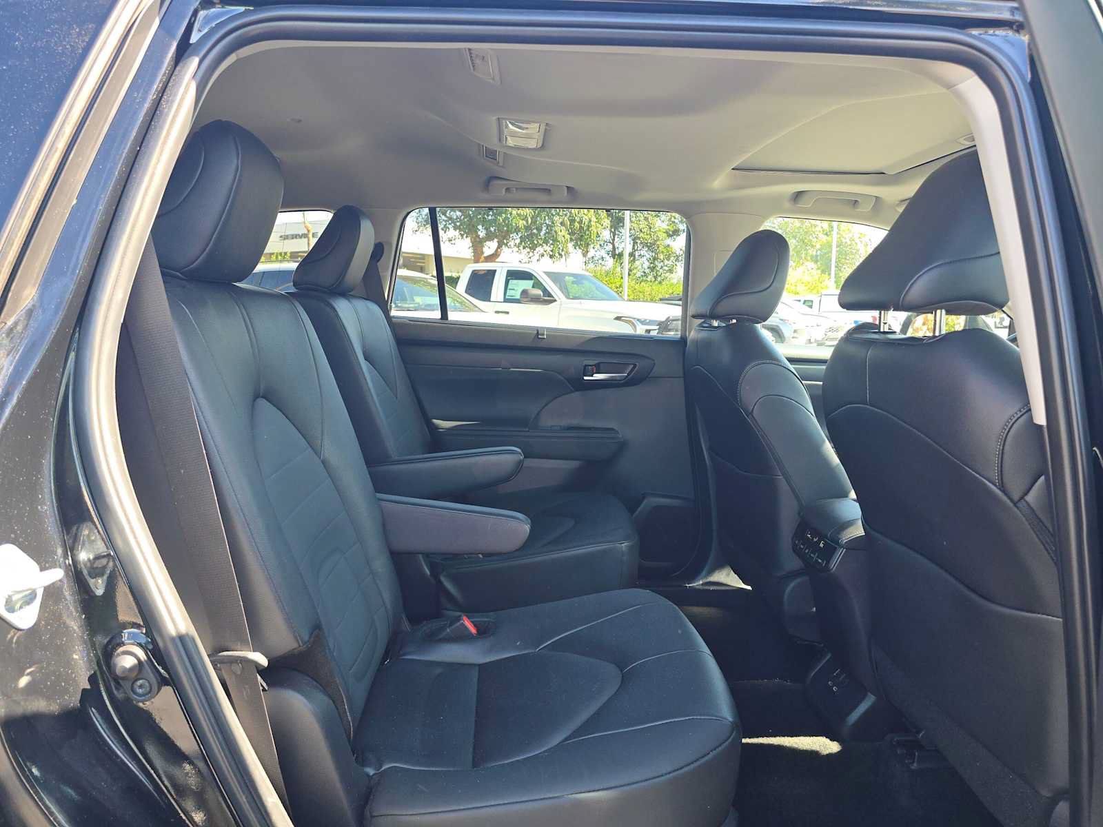 Certified 2025 Toyota Highlander XLE AWD/4WD image 12