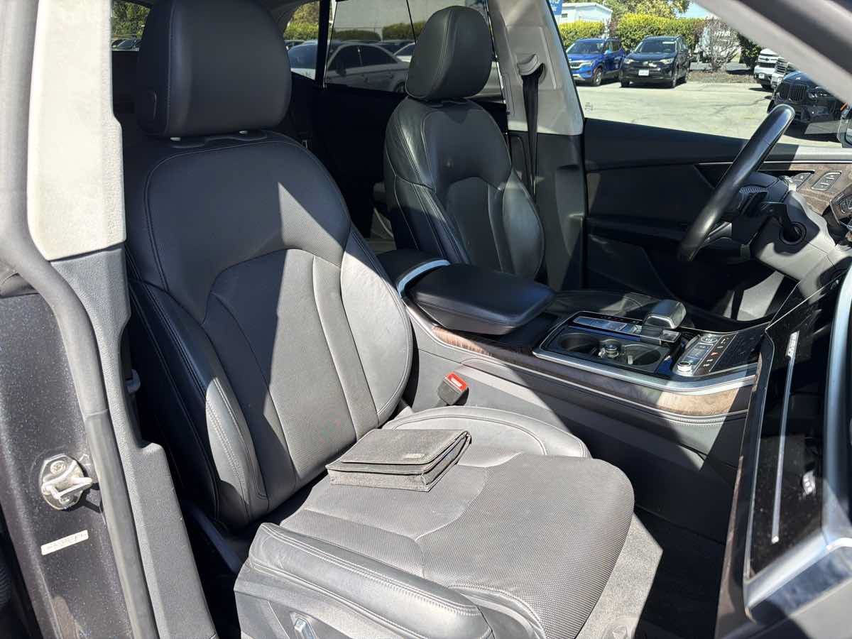 Used 2019 Audi Q8 Prestige w/ Luxury Package AWD/4WD image 17