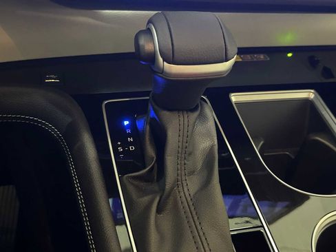 Certified 2025 Toyota Sienna Platinum image 17