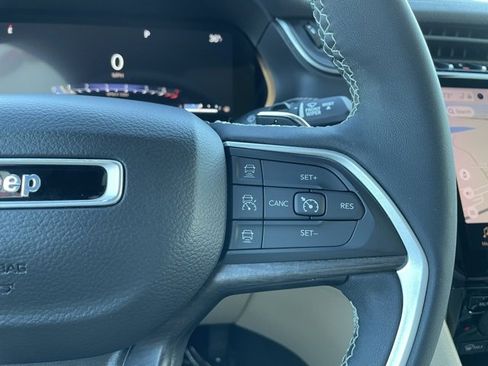 Used 2023 Jeep Grand Cherokee Limited w/ Luxury Tech Group II image 16