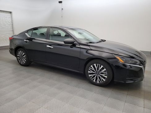 Used 2025 Nissan Altima 2.5 SV FWD image 11