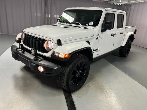 Used 2024 Jeep Gladiator Sport AWD/4WD image 3