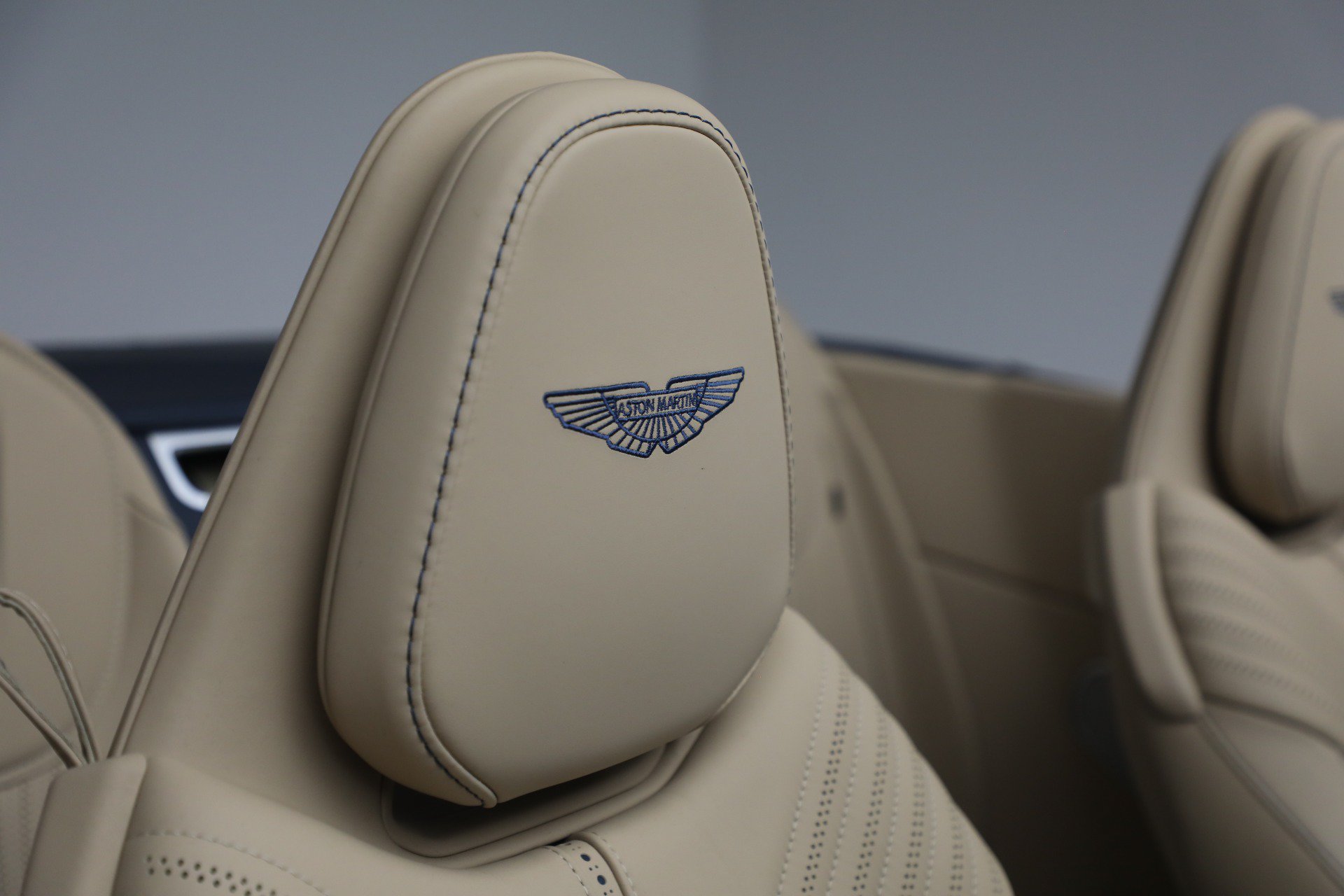 Used 2022 Aston Martin DB11 Volante RWD image 43