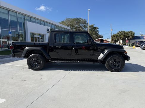 Used 2023 Jeep Gladiator Sport image 2
